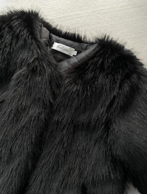 黑色衬衣款皮草怎么搭配