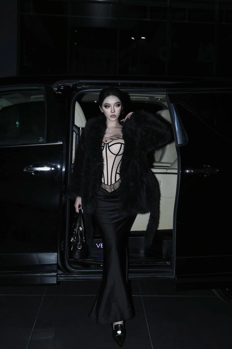 黑色衬衣款皮草怎么搭配