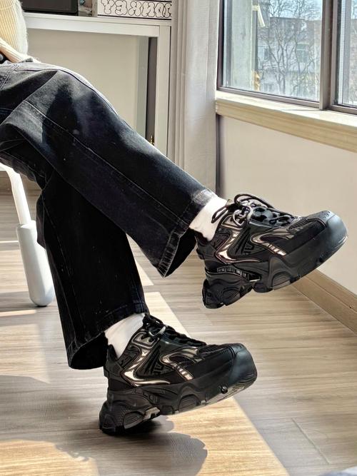 黑色球鞋怎么样搭配