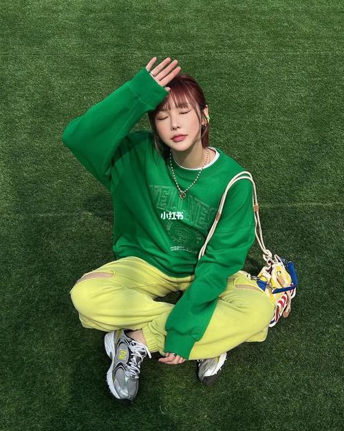 深绿色配什么颜色裤子