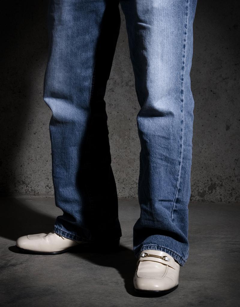 男生牛仔裤配什么鞋子