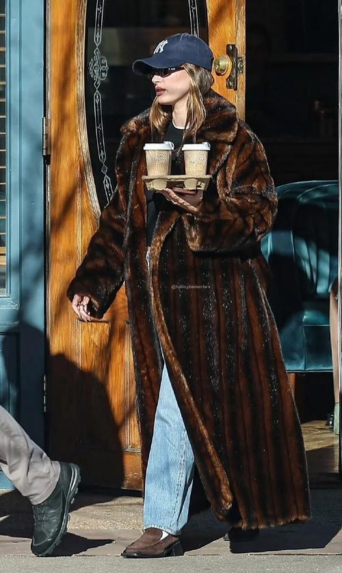 黑色皮草怎么搭配裤子鞋子