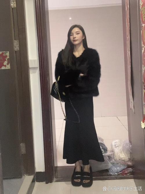 黑色皮草怎么搭配裤子鞋子