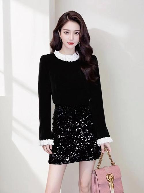 黑色上衣配什么颜色裙子