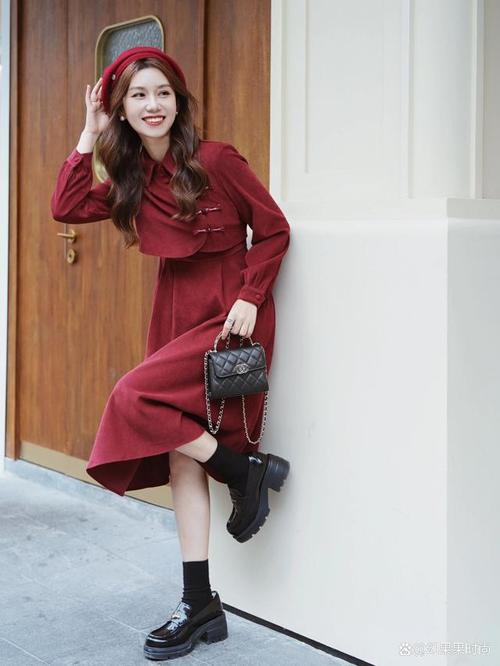 红色的鞋配什么衣服