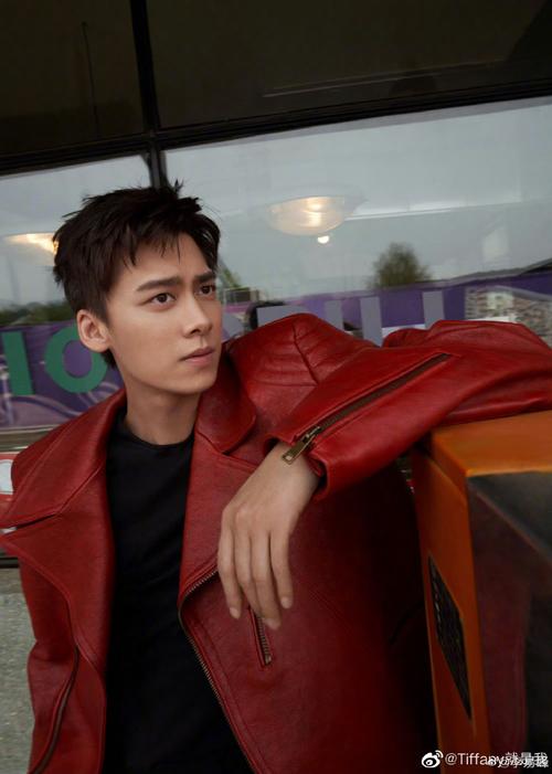 红色皮衣怎么搭配好看男