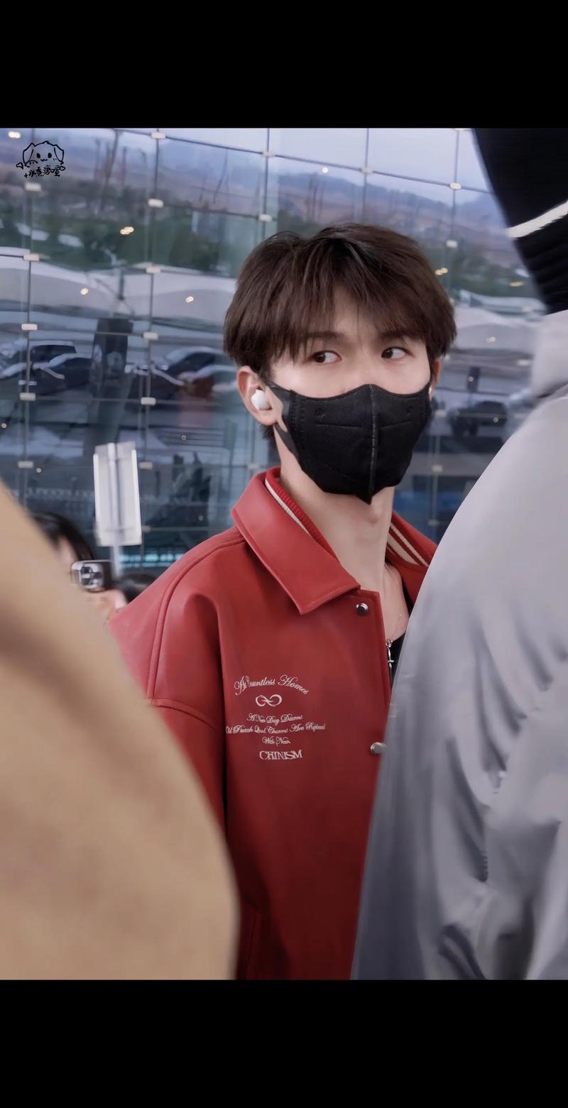 红色皮衣怎么搭配好看男