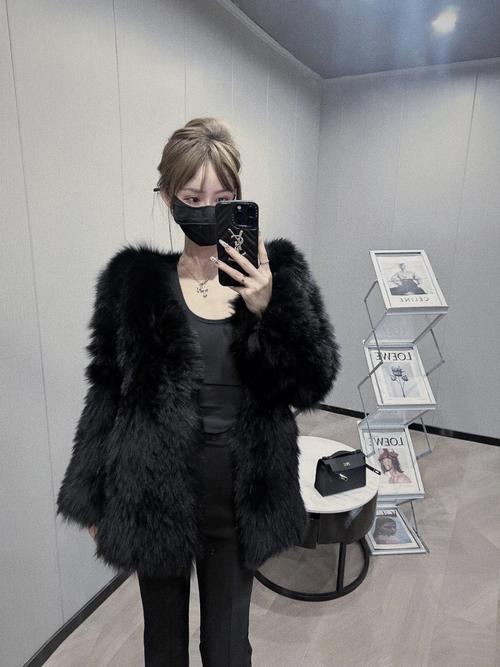 儿童黑色皮草外套怎么搭配图片