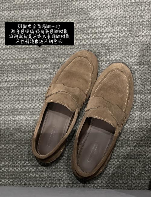 褐色鞋子配什么裤子