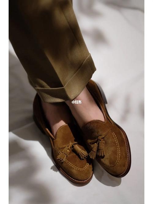 褐色鞋子配什么裤子