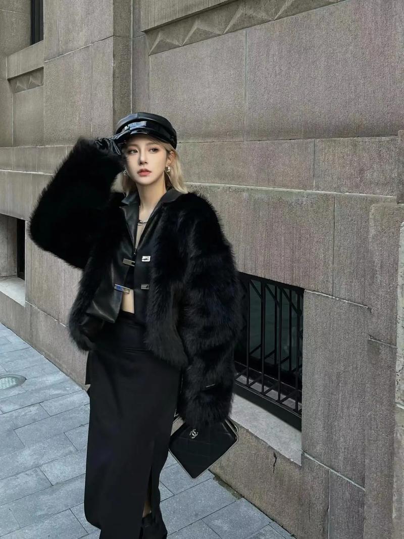 黑色短裤皮草怎么搭配