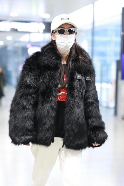 黑色短裤皮草怎么搭配