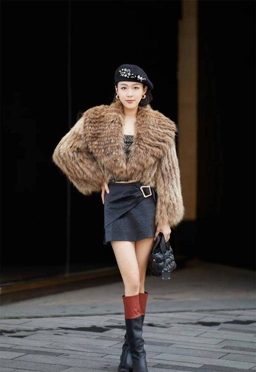 黑色短裤皮草怎么搭配