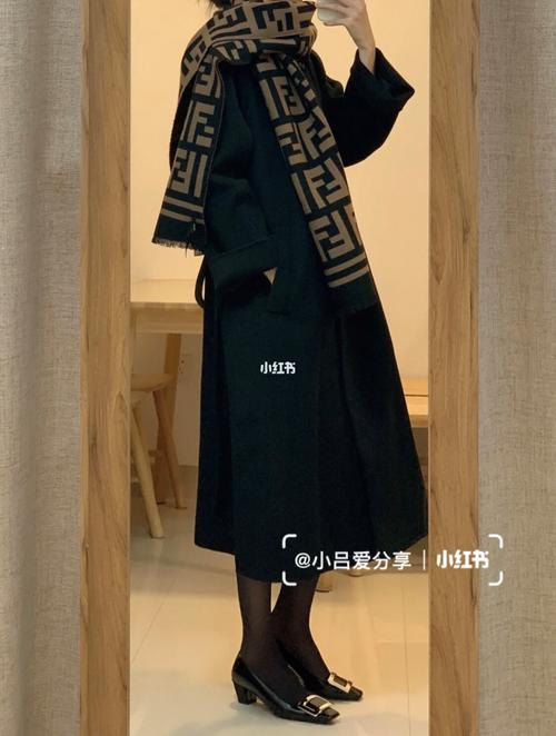 黑色大衣搭配什么围巾