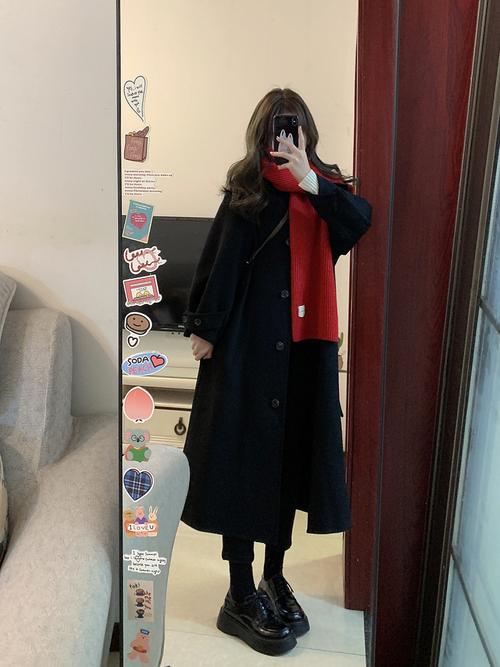 黑色大衣搭配什么围巾