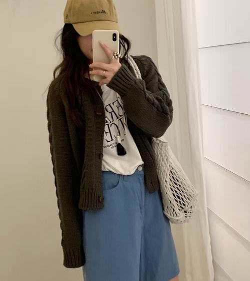 针织开衫女短款毛衣外套怎么搭配