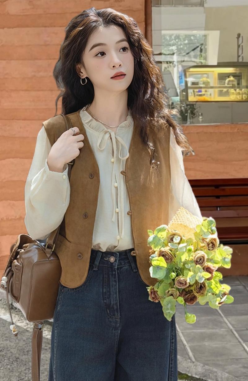 米色衬衫配什么裤子