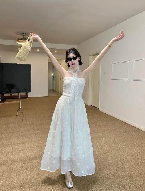 长绣花连衣裙怎么搭配