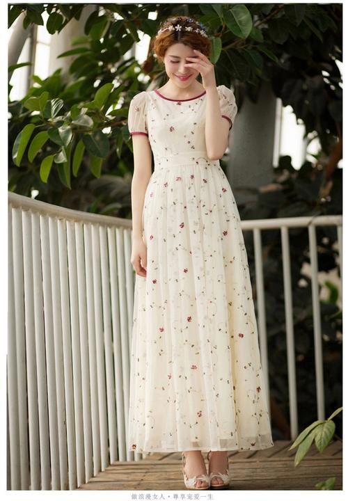 长绣花连衣裙怎么搭配