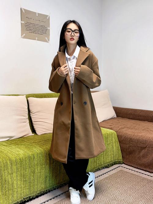 浅棕色毛呢怎么搭配什么裤子