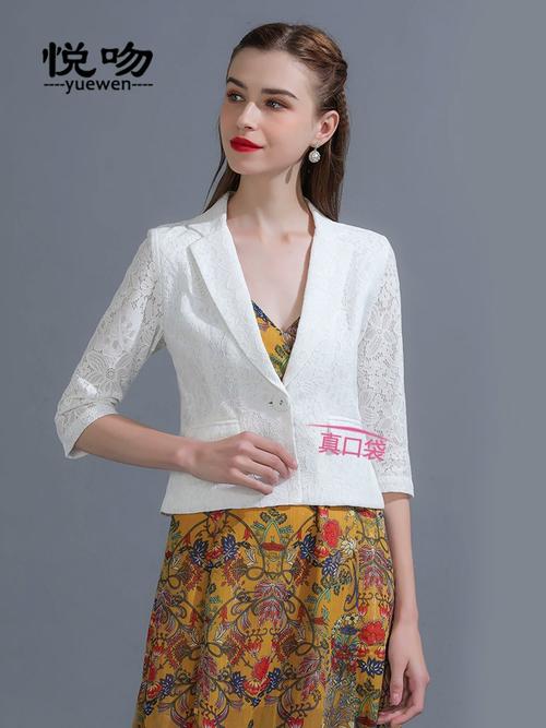 蕾丝白色休闲小西服怎么搭配什么裤子