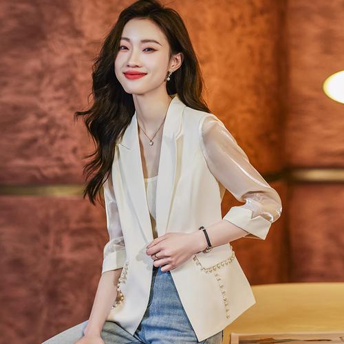 蕾丝白色休闲小西服怎么搭配什么裤子