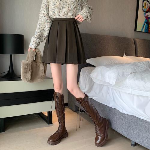 深色百褶裙怎么搭配