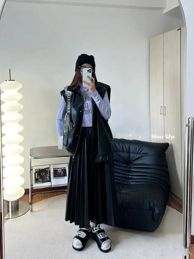 深色百褶裙怎么搭配