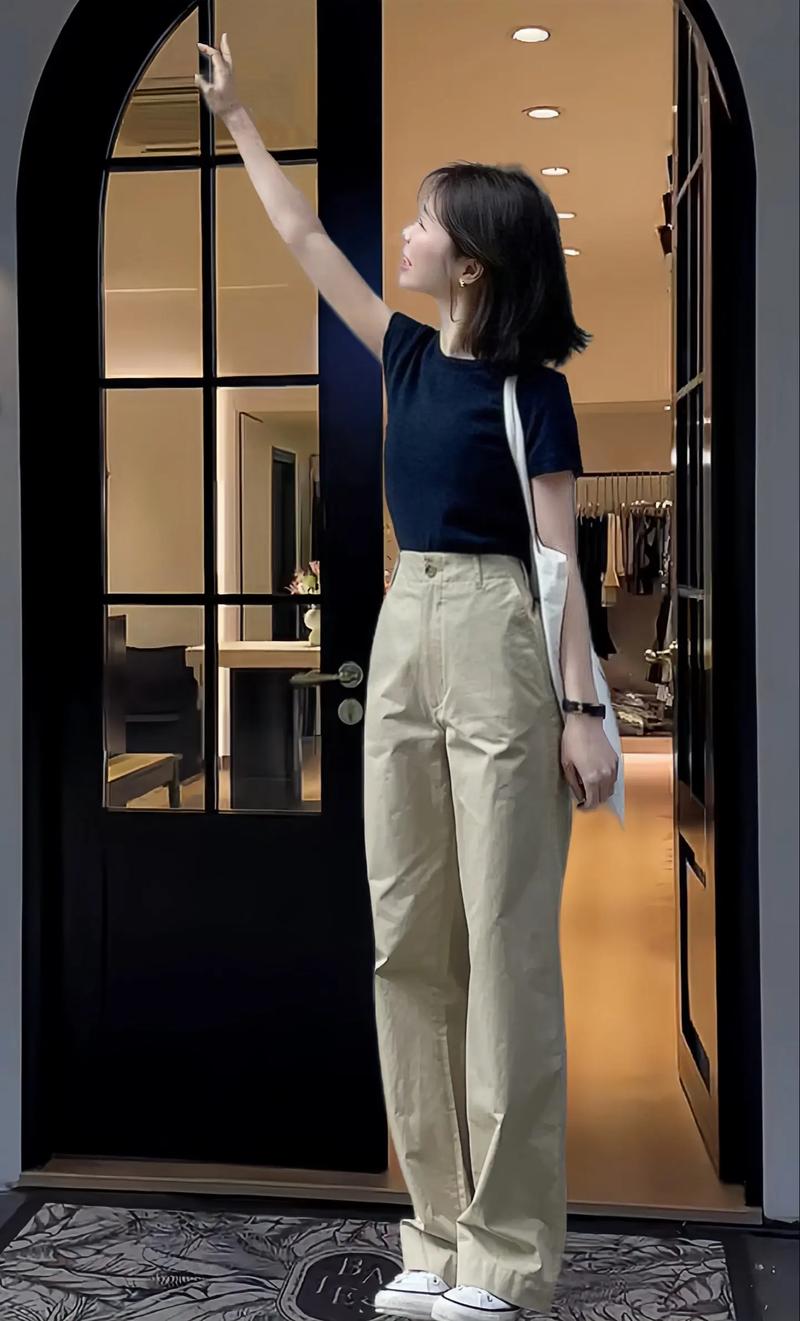 卡其色雪纺裤怎么搭配什么外套好看