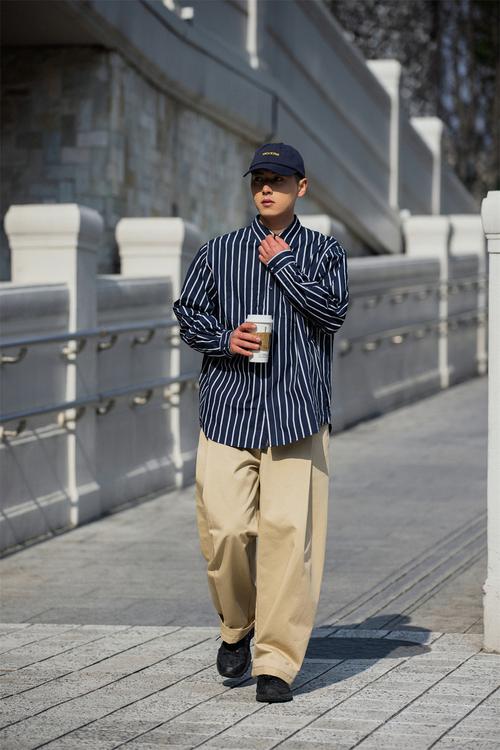 卡其色男裤怎么搭配上衣