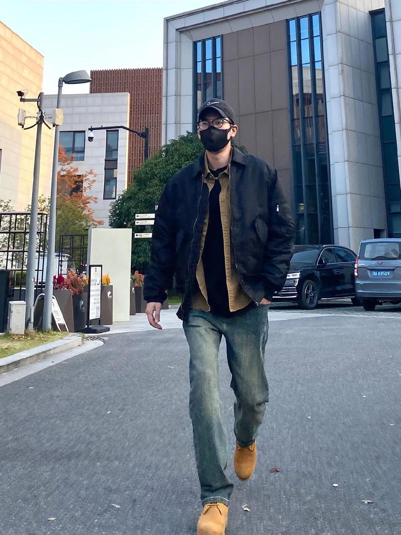 卡其色男裤怎么搭配上衣