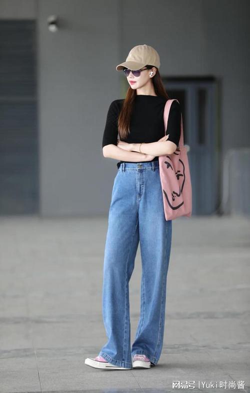 牛仔裤配什么颜色的上衣