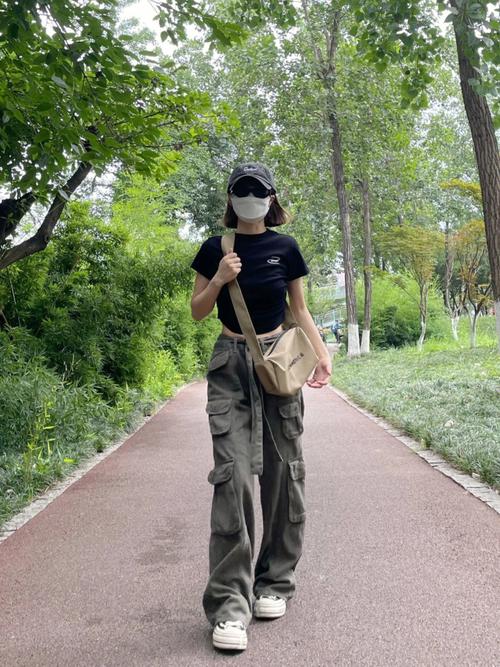 军绿色工装裤怎么搭配