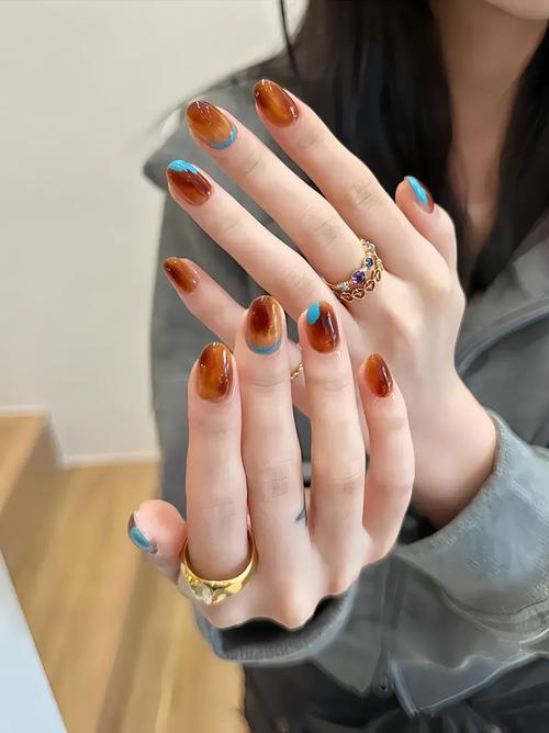 彩色指甲油怎么搭配