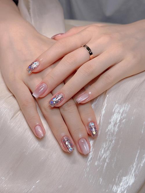 彩色指甲油怎么搭配