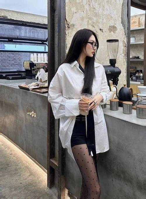 白色波点衬衫怎么搭配下身