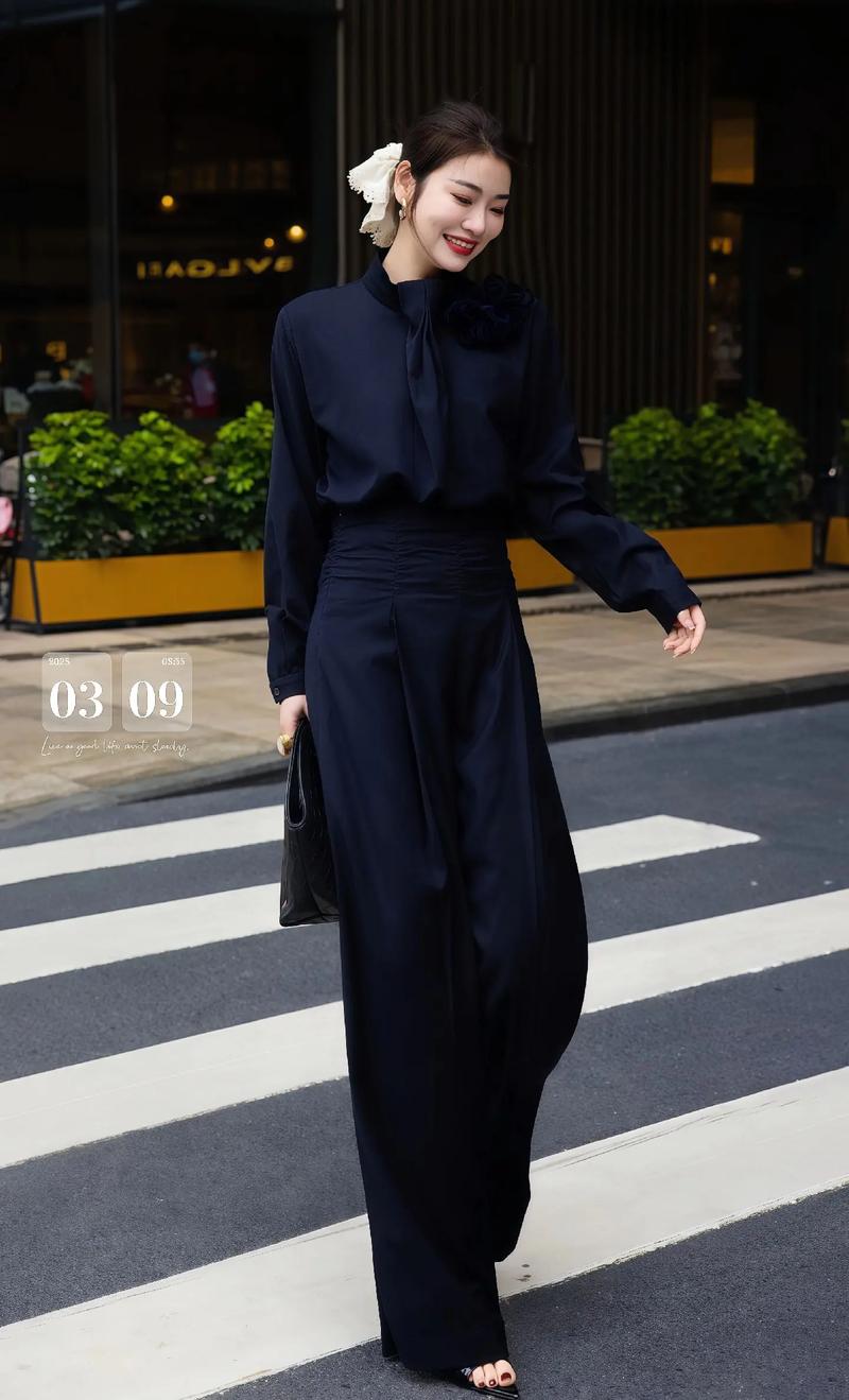 藏蓝色套装怎么搭配外套好看