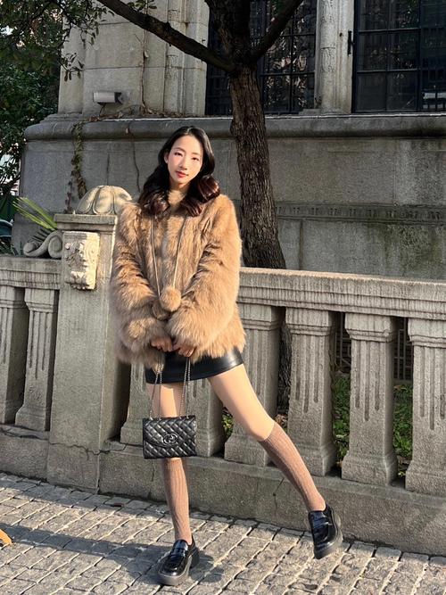 皮草配什么包包好看