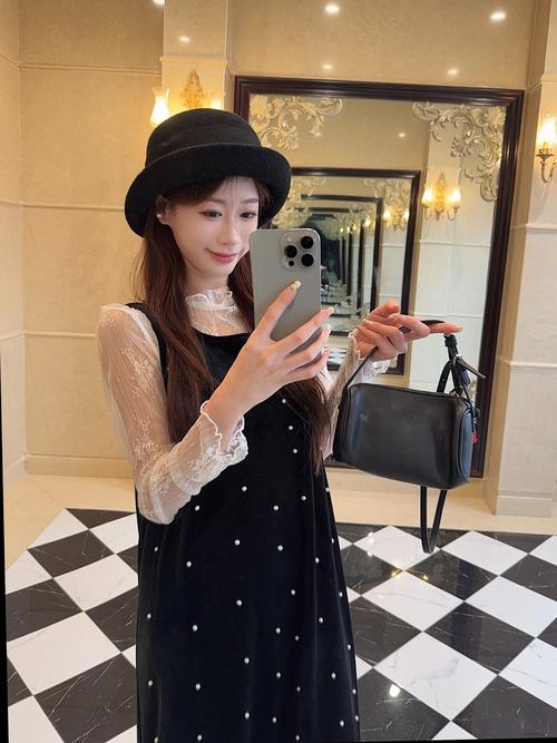 中长款蕾丝秋季连衣裙怎么搭配