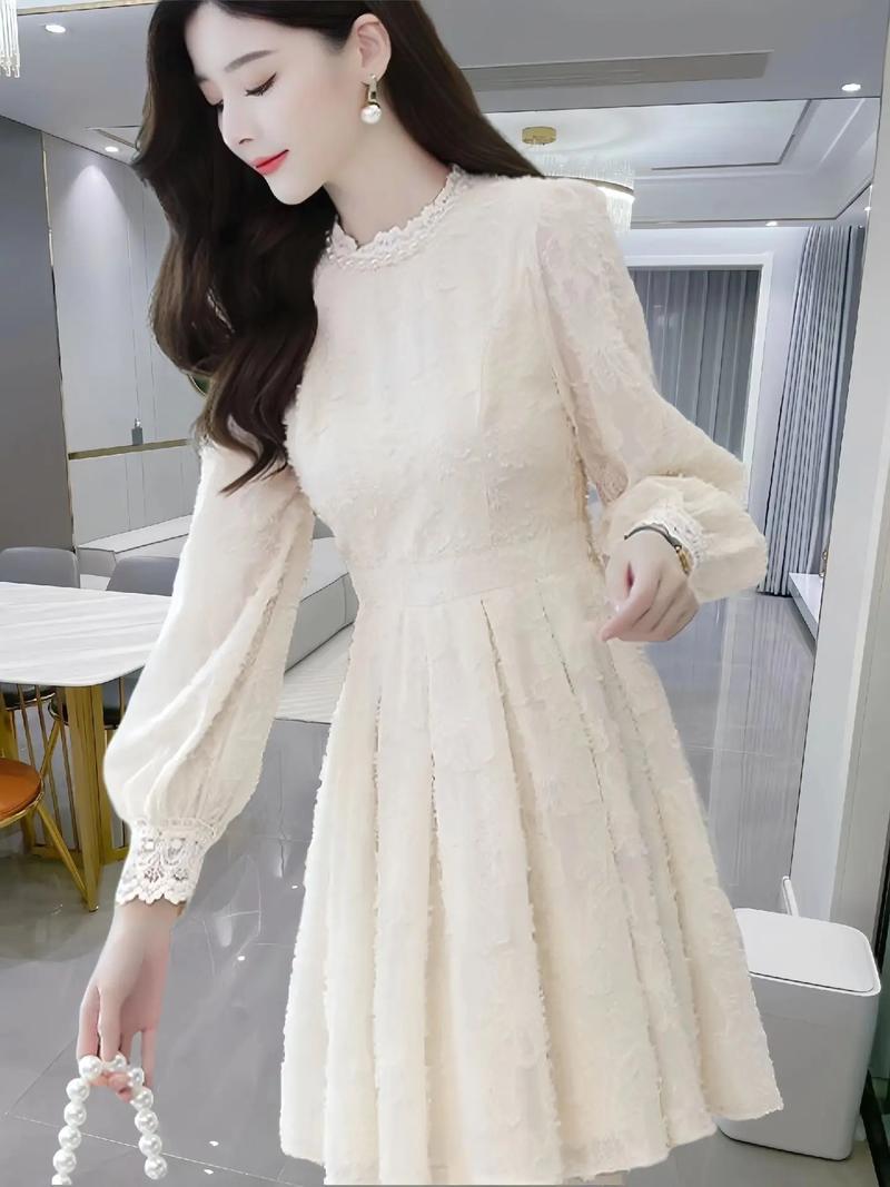 中长款蕾丝秋季连衣裙怎么搭配