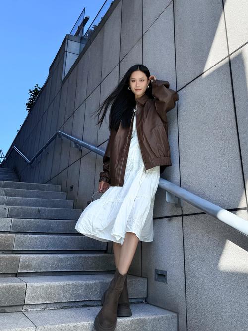 皮长裙半身裙怎么搭配上衣