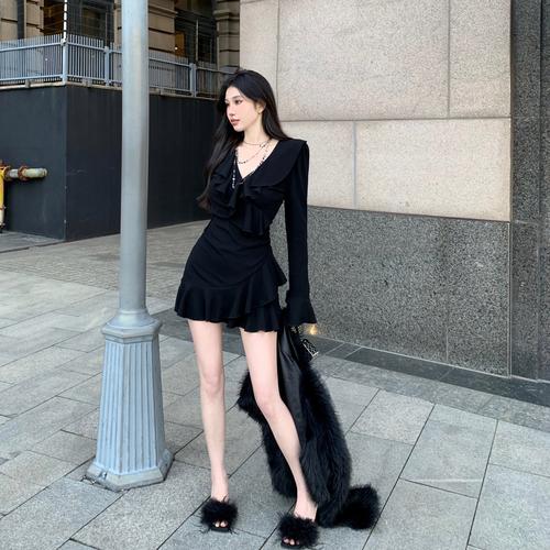 喇叭袖连衣裙怎么搭配