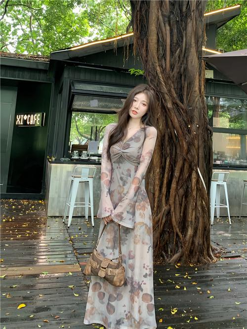 喇叭袖连衣裙怎么搭配