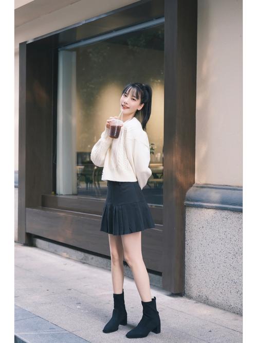 宽松毛衣怎么搭配靴子