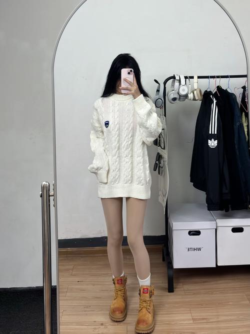 宽松毛衣怎么搭配靴子