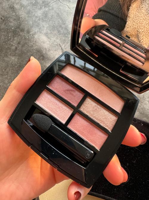 香奈儿最新眼影广告