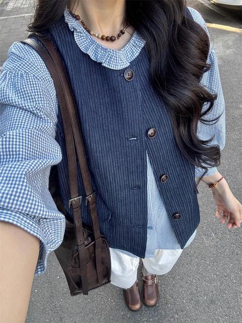 复古蓝色怎么搭配衣服