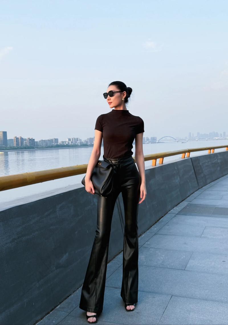 穿皮裤上衣怎么搭配图片