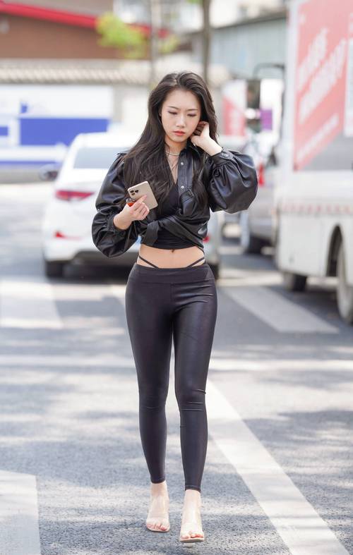 穿皮裤上衣怎么搭配