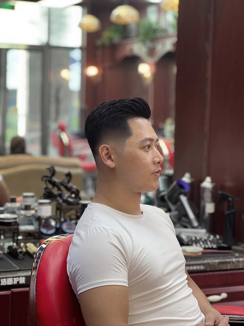 侧背头怎么搭配衣服